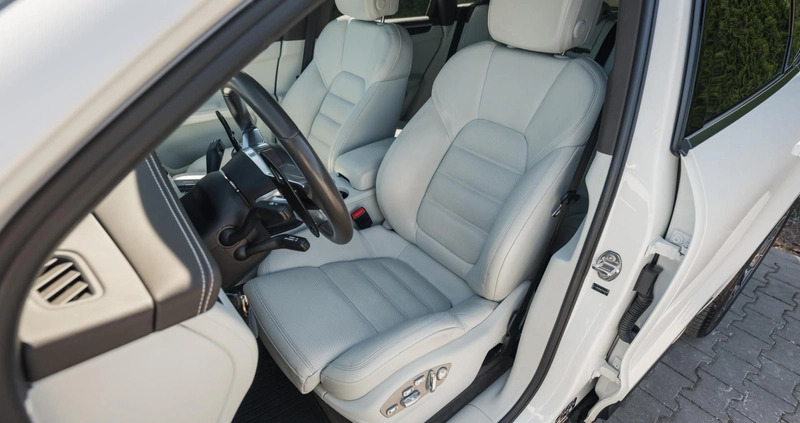 Porsche Macan cena 159990 przebieg: 139900, rok produkcji 2017 z Przedbórz małe 781